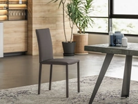 Sedia Felix completamente rivestita in ecopelle di Easyline