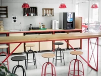 Sgabello regolabile Ferrovitos con seduta circolare in faggio o Faggio Nero e base in metallo laccato di Miniforms