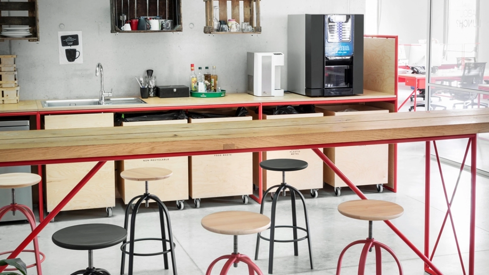 Sgabello regolabile Ferrovitos con seduta circolare in faggio o Faggio Nero e base in metallo laccato di Miniforms