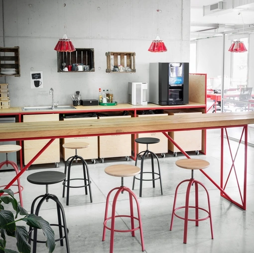 Sgabello regolabile Ferrovitos con seduta circolare in faggio o Faggio Nero e base in metallo laccato di Miniforms