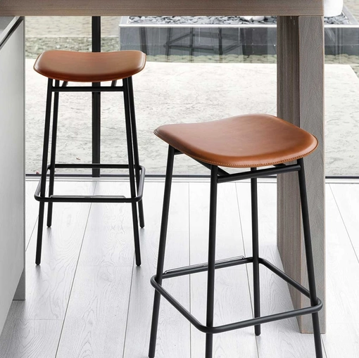 Sgabello Fifties con seduta in cuoio e base in metallo di Calligaris