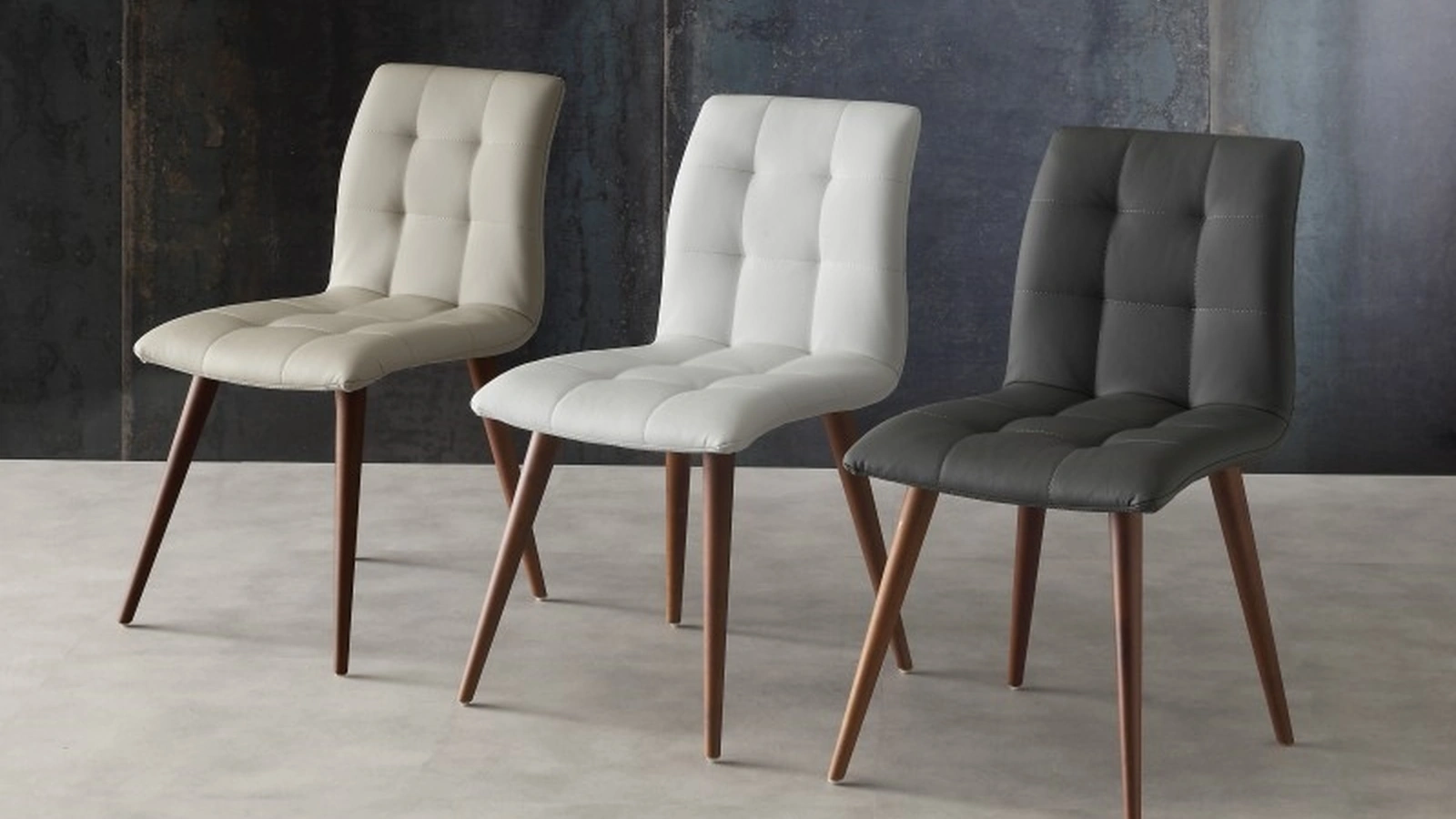 Sedia in ecopelle imbottita e trapuntata con base in legno massello Finland di La Seggiola