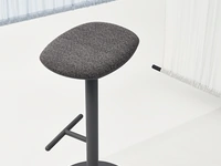 Sgabello Flink Stool con seduta in tessuto imbottito e base in acciaio di Infiniti