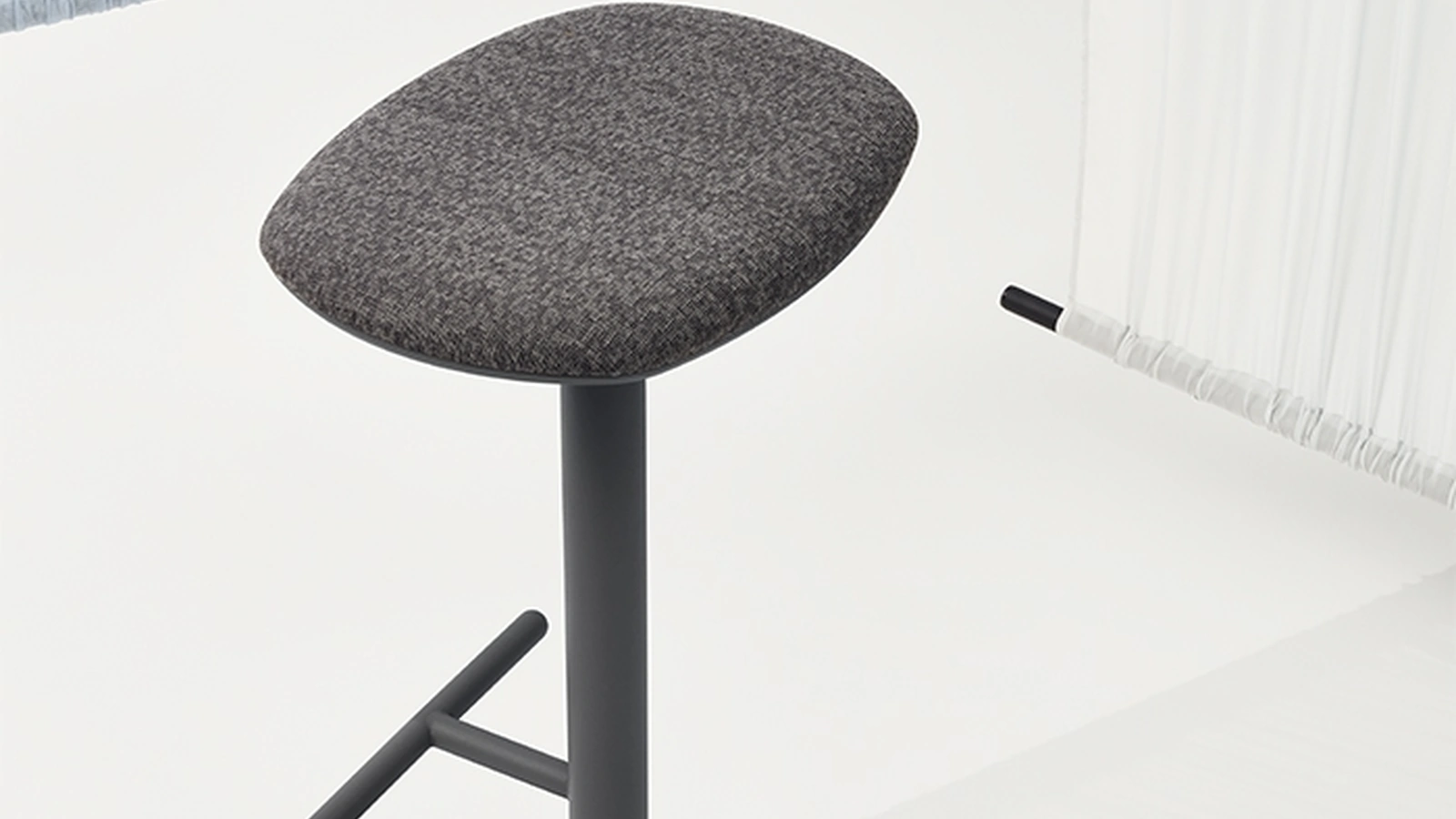 Sgabello Flink Stool con seduta in tessuto imbottito e base in acciaio di Infiniti