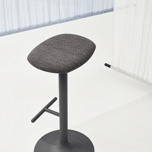 Sgabello Flink Stool con seduta in tessuto imbottito e base in acciaio di Infiniti