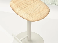 Sgabello Flink Wood Stool con seduta in Frassino naturale e base in acciaio di Infiniti