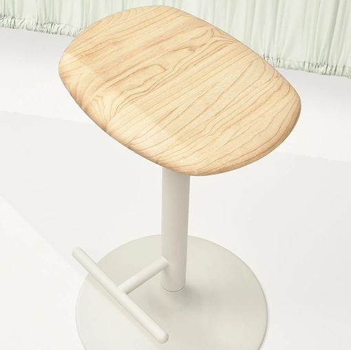 Sgabello Flink Wood Stool con seduta in Frassino naturale e base in acciaio di Infiniti