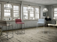 Sgabello Fluid C rivestito in tessuto o ecopelle con struttura in metallo di Zamagna