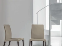 Sedia Fly in rovere moka con rivestimento in ecopelle di Tomasella