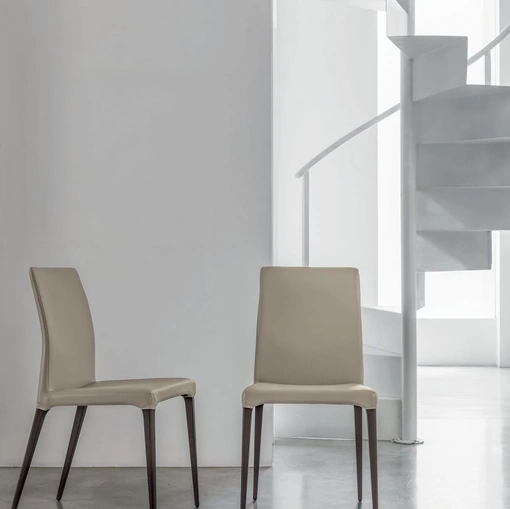 Sedia Fly in rovere moka con rivestimento in ecopelle di Tomasella