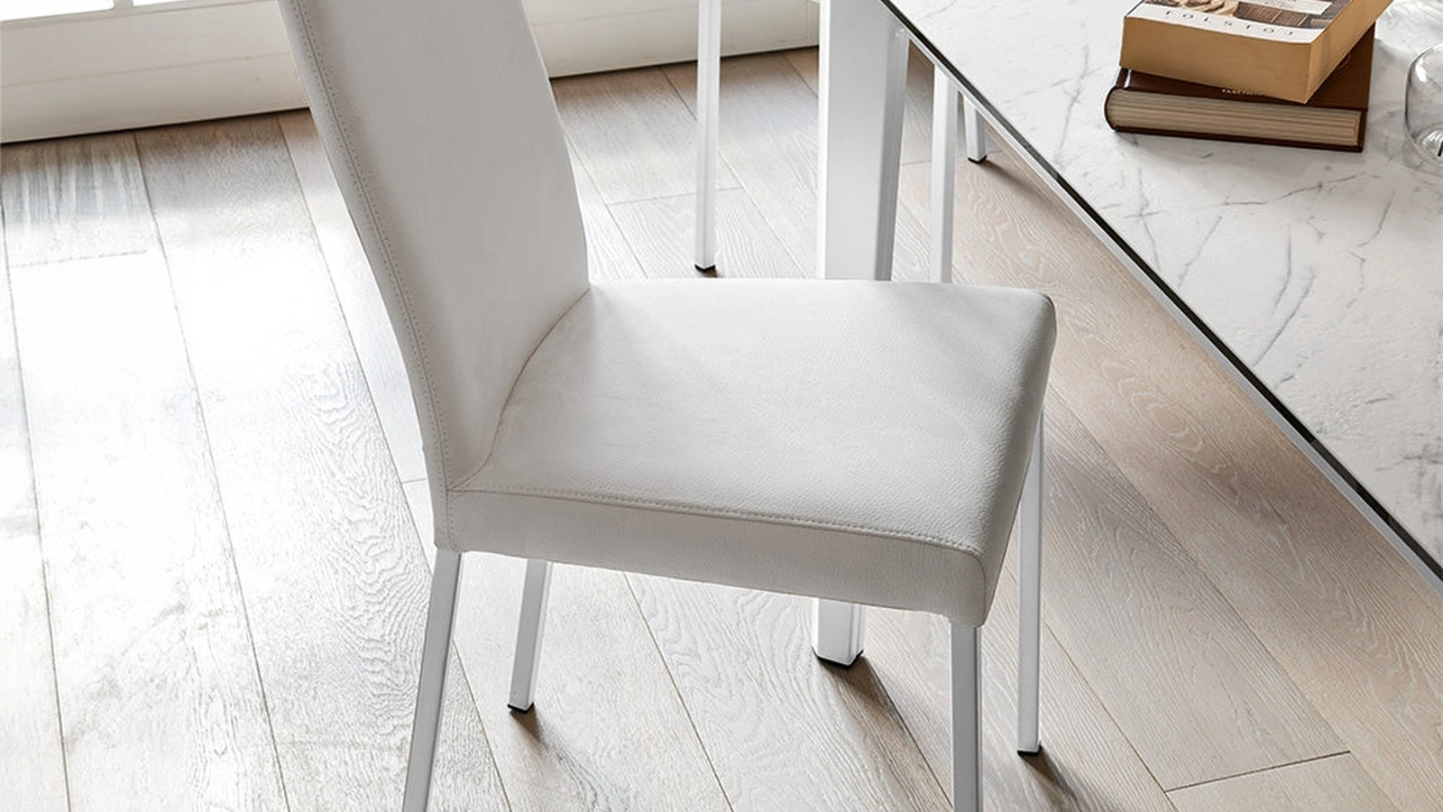 Sedia in ecopelle con struttura in metallo Garda di Connubia