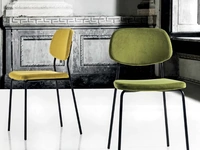 Sedia Ginger rivestita in velluto antimacchia senape e verde di La Seggiola