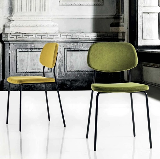 Sedia Ginger rivestita in velluto antimacchia senape e verde di La Seggiola