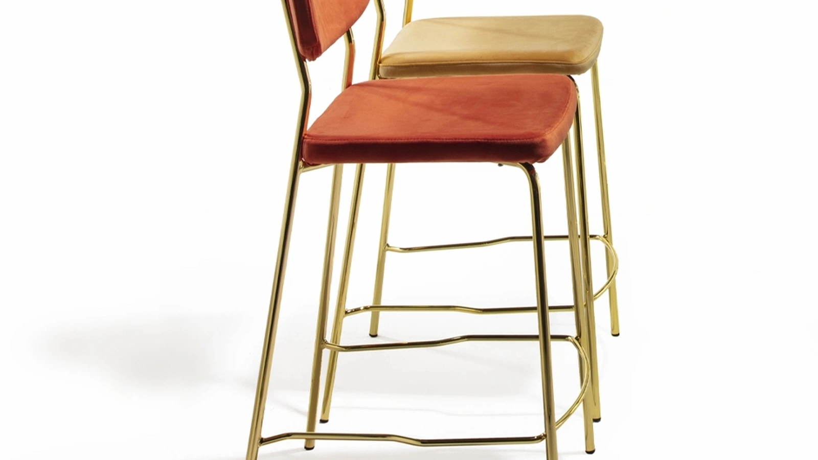 Sgabello Ginger Stool in velluto antimacchia arancio e senape con base in ottone lucido di La Seggiola