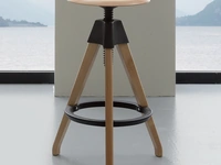 Sgabello Giotto in Faggio naturale con particolari in polipropilene nero di La Seggiola