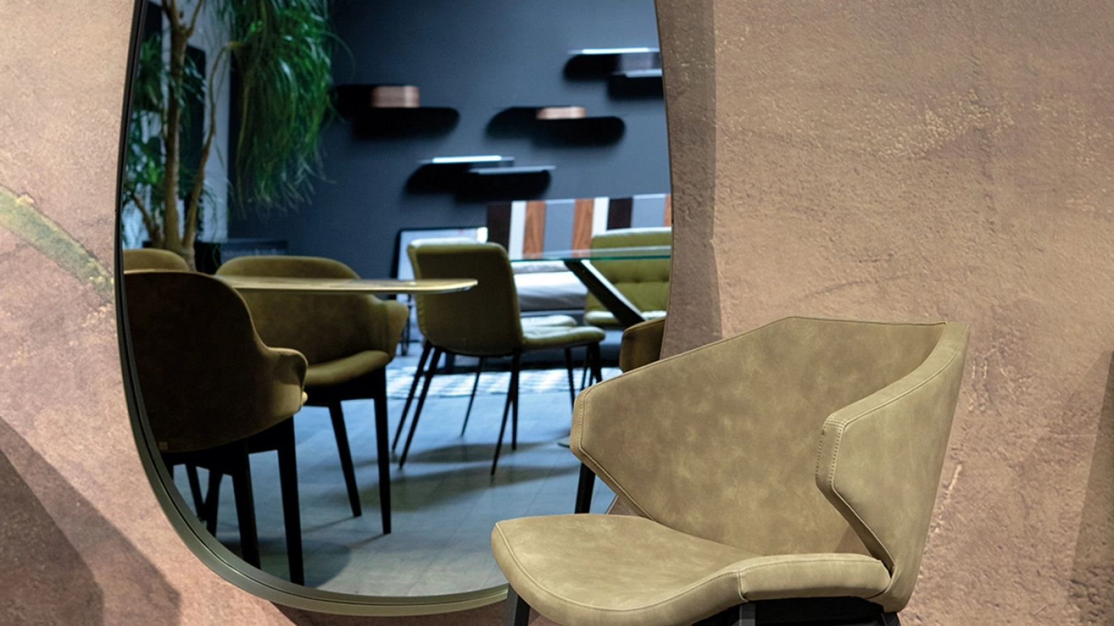 Sedia rivestita in pelle con braccioli Glam di Tonin Casa