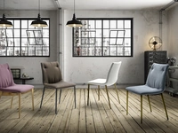 Sedia Grace A in tessuto imbottito con struttura in metallo verniciato o legno di frassino di Zamagna