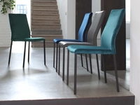 Sedia impilabile in velluto Hellen Plus di La Seggiola