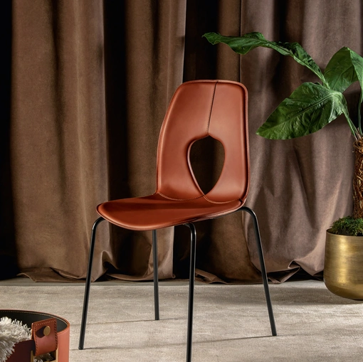 Sedia Hole Élite rivestita in cuoio con gambe in metallo di Tonin Casa