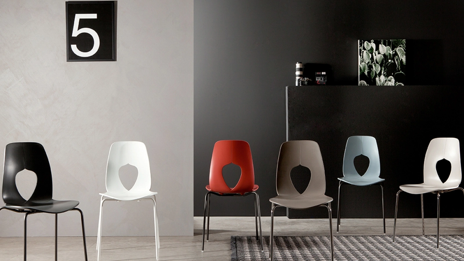 Sedia Hole con seduta in polipropilene e gambe in metallo di Tonin Casa