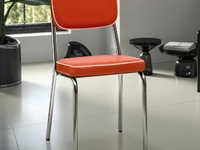 Sedia Hollywood in ecopelle imbottita con base in metallo cromato di La Seggiola