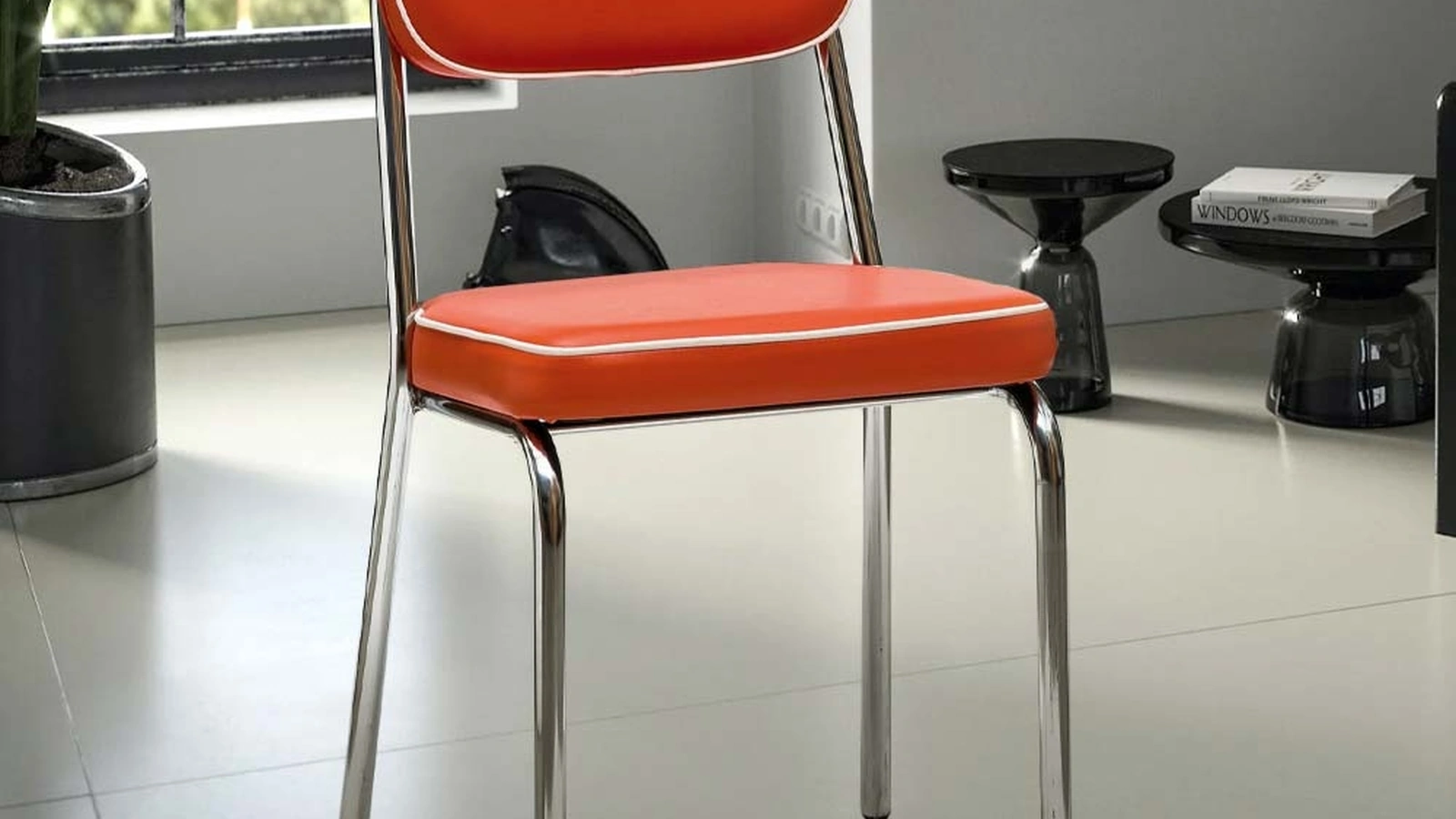 Sedia Hollywood in ecopelle imbottita con base in metallo cromato di La Seggiola