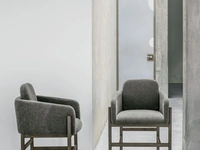 Sedia Hood in tessuto imbottito con struttura in legno rovere moka di Tomasella