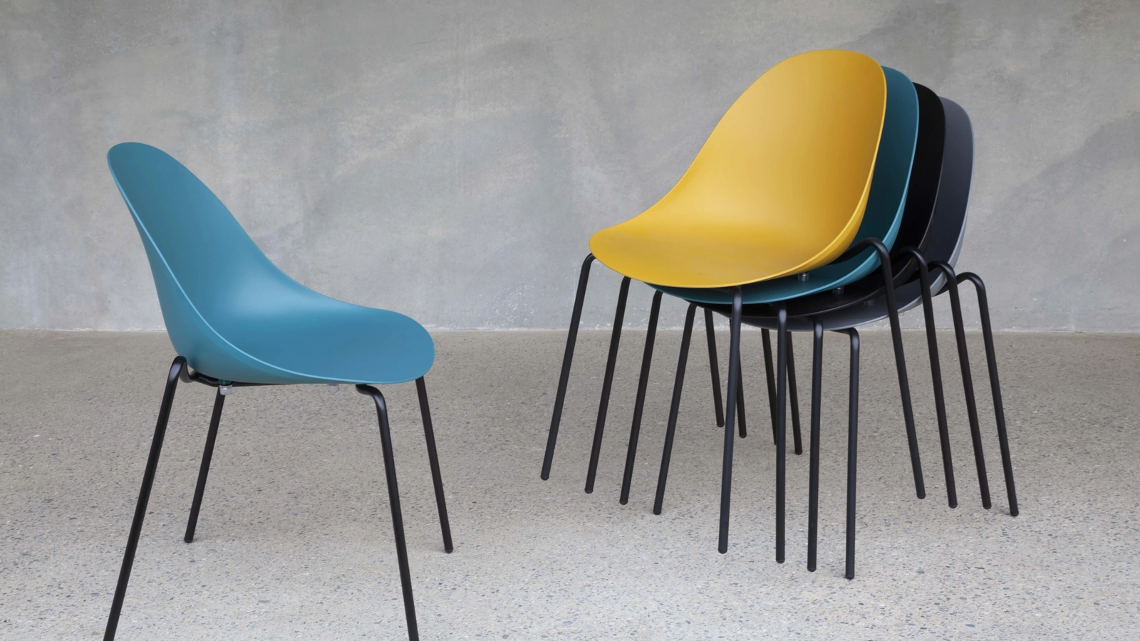 Sedia impilabile Idol in polipropilene e metallo verniciato di La Seggiola