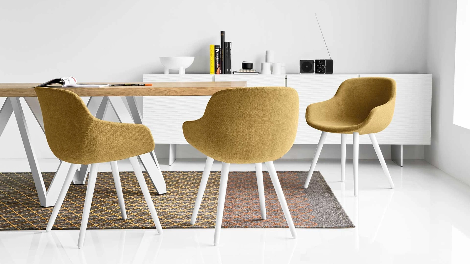 Sedia in tessuto con braccioli Igloo di Calligaris