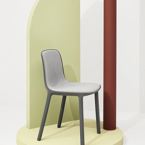 Sedia Freya in polipropilene con scocca rivestita internamente in tessuto di Infiniti