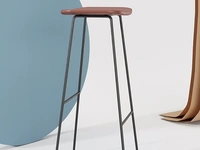 Sgabello Klejn Stool con seduta in ecopelle e base in tondino di acciaio di Infiniti