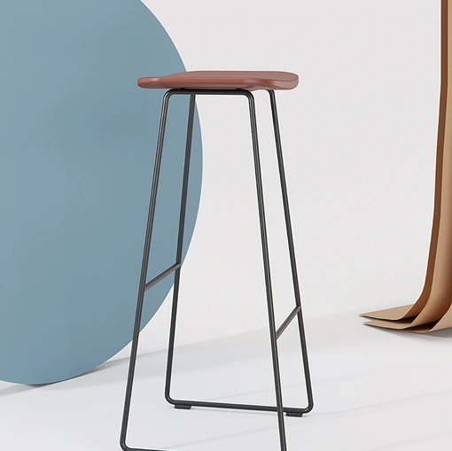 Sgabello Klejn Stool con seduta in ecopelle e base in tondino di acciaio di Infiniti