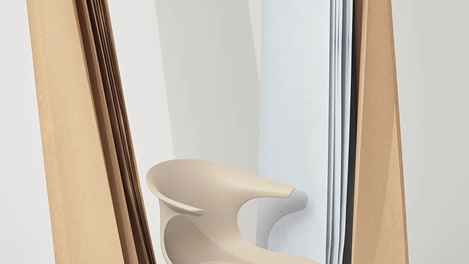 Sedia Loop Mono Wooden Legs con scocca in polipropilene e gambe in Faggio massello Naturale di Infiniti