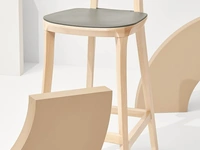 Sgabello Porta Venezia Stool in polipropilene con struttura in Faggio massello Naturale di Infiniti
