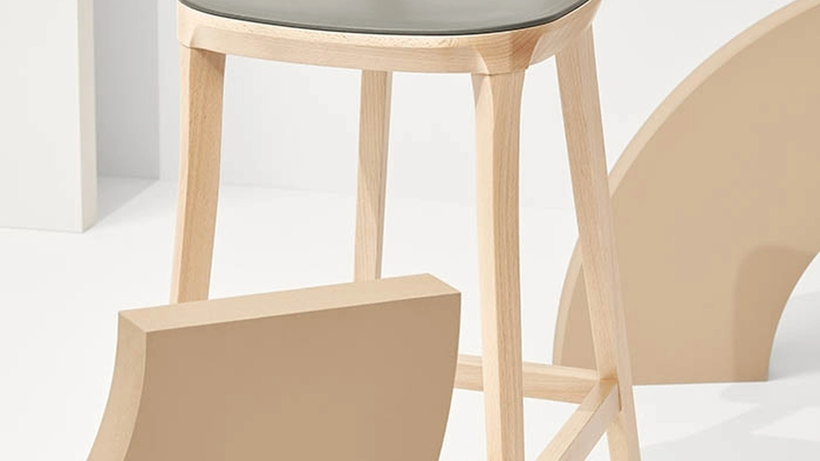Sgabello Porta Venezia Stool in polipropilene con struttura in Faggio massello Naturale di Infiniti
