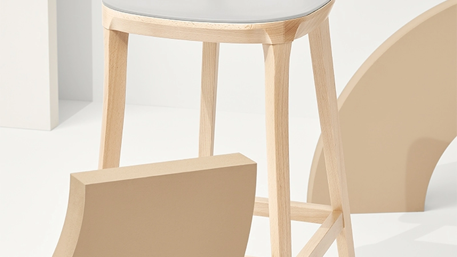 Sgabello Porta Venezia Stool in polipropilene con struttura in Faggio massello Naturale di Infiniti