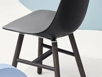 Sedia Pure Loop Binuance Retro con scocca in polipropilene Grigio Ardesia e Nero Carbone con base in Rovere verniciato Nero di Infiniti