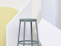 Sgabello Round&Round Kitchen Stool Azzurro Polvere con seduta in plastica post consumo e base in acciaio di Infiniti