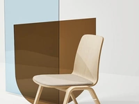 Sedia impilabile Woodstock in Rovere Naturale con seduta in tessuto imbottito di Infiniti