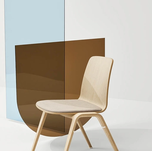 Sedia impilabile Woodstock in Rovere Naturale con seduta in tessuto imbottito di Infiniti