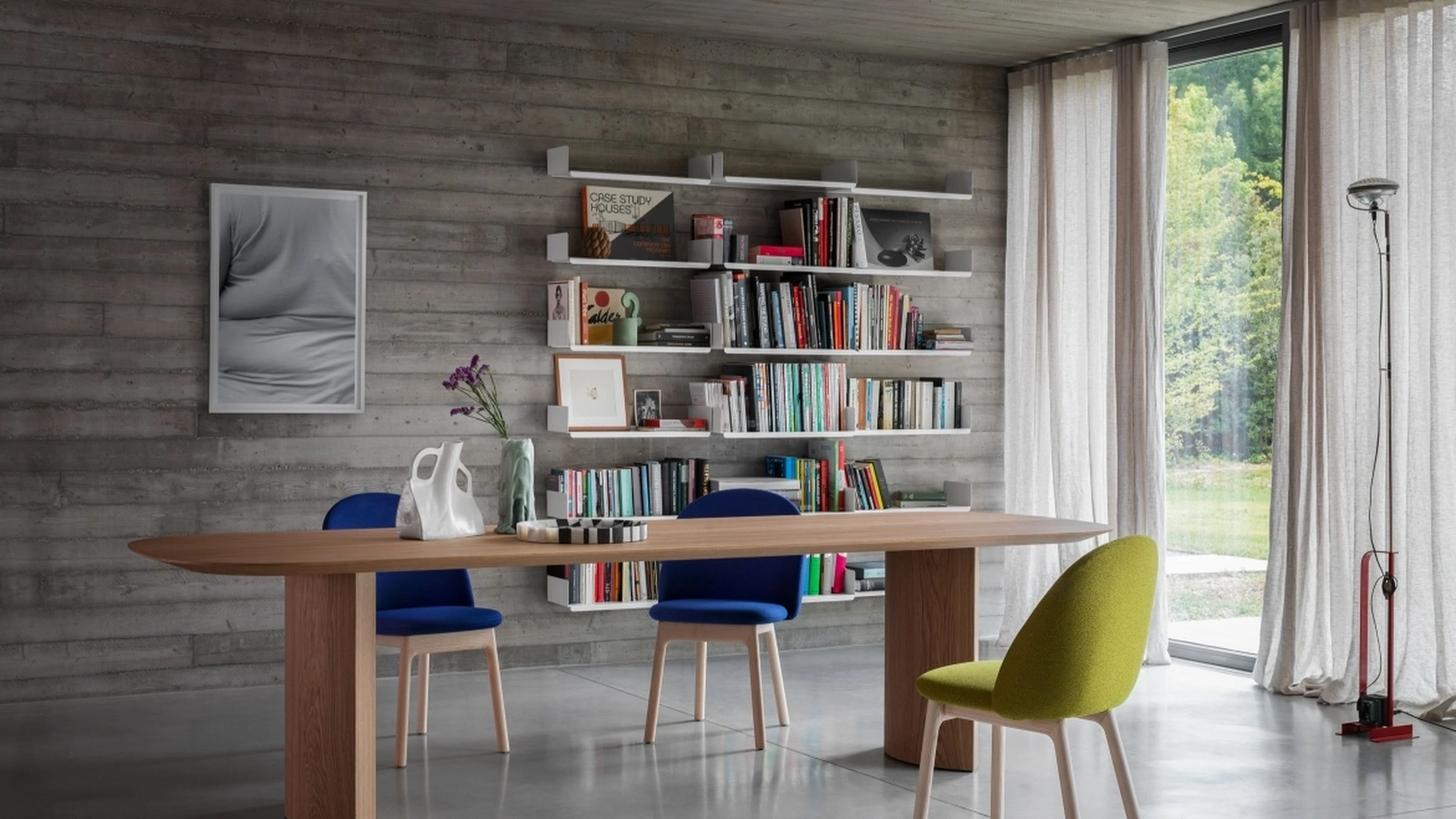 Sedia Iola in tessuto imbottito e gambe in legno di Miniforms