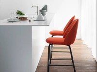 Sgabello Iola in tessuto imbottito con struttura in metallo laccato di Miniforms