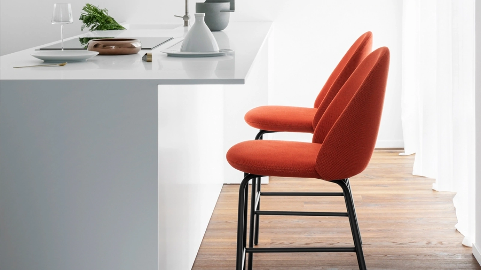 Sgabello Iola in tessuto imbottito con struttura in metallo laccato di Miniforms