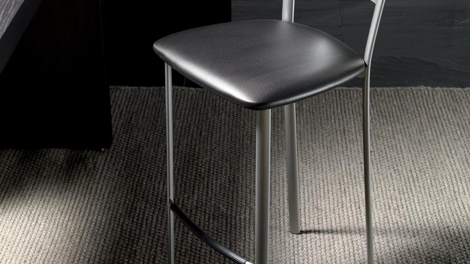 Sgabello Jody Stool 65 in metallo satinato con seduta in ecopelle di La Seggiola