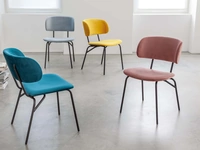 Sedia Juliette in velluto antimacchia con base in metallo verniciato nero di La Seggiola