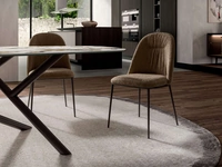 Sedia Juliette in tessuto imbottito con schienale bombato, delicatamente arcuato di Ozzio