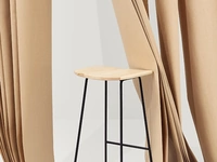 Sgabello Klejn Wood Stool con seduta in Frassino e base in tondino di acciaio di Infiniti