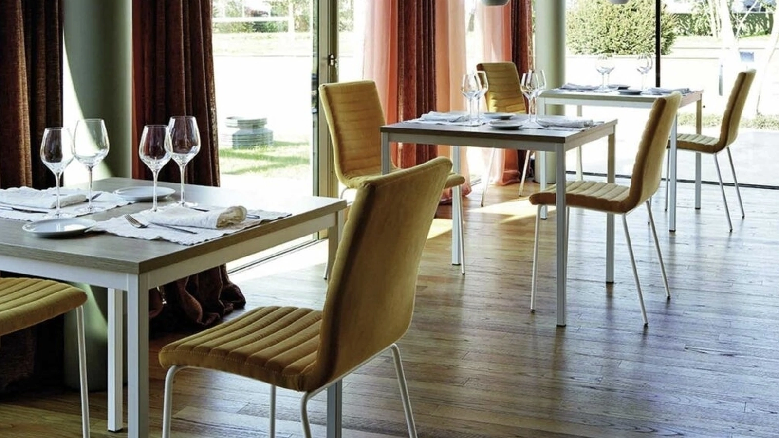 Sedia Krono in tessuto imbottito e trapuntato con gambe in metallo di Sedie Brianza