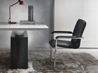 Sedia Kubica in ecopelle con base in metallo cromato di La Seggiola