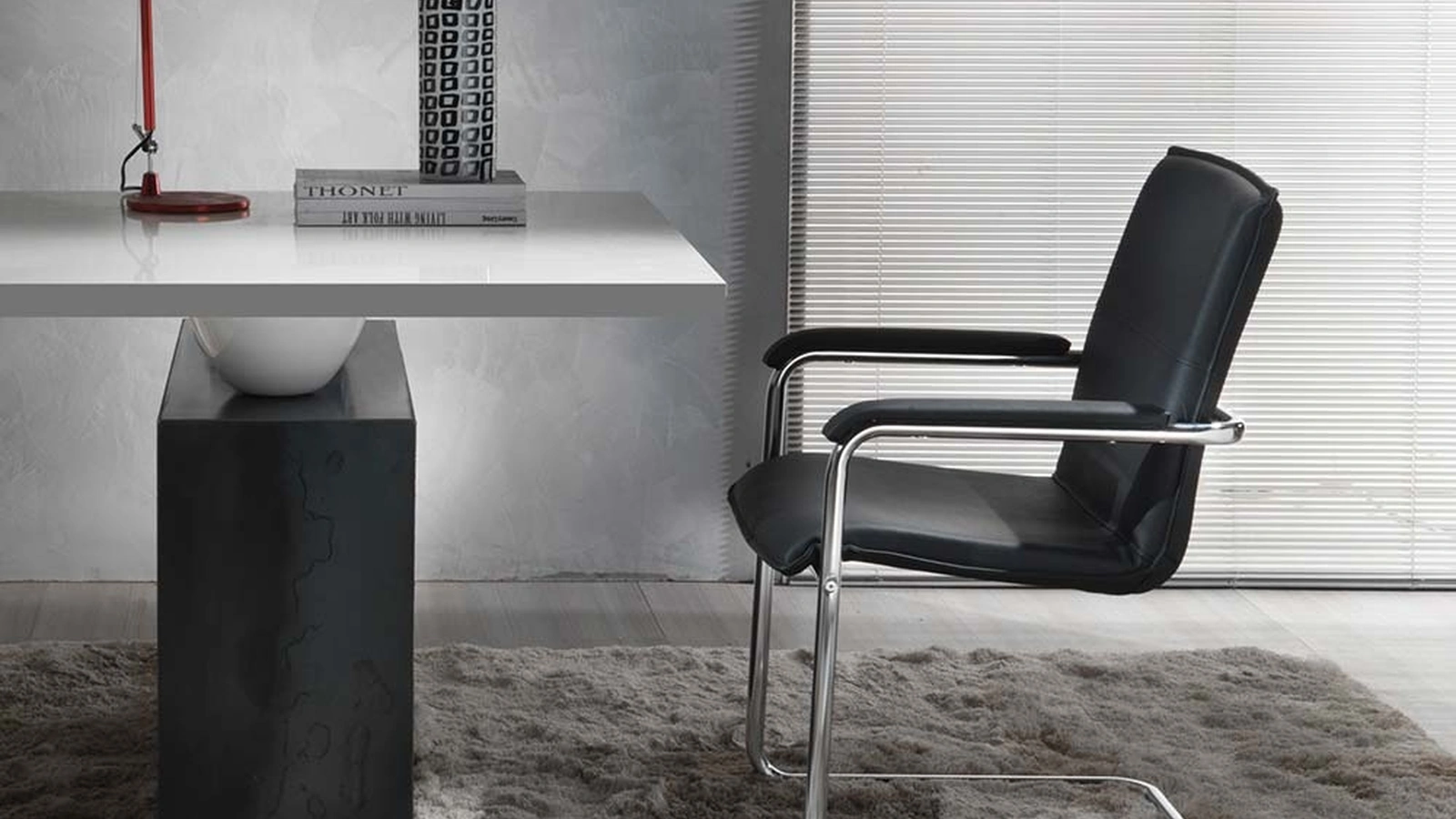 Sedia Kubica in ecopelle con base in metallo cromato di La Seggiola